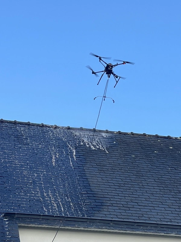 Nettoyage de toiture avec un drone